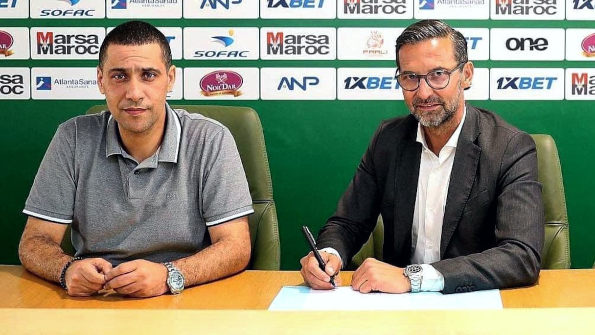 Josef Zinnbauer signe son contrat avec le Raja en juin 2023, accompagné de Mohamed Boudrika, le président du club.