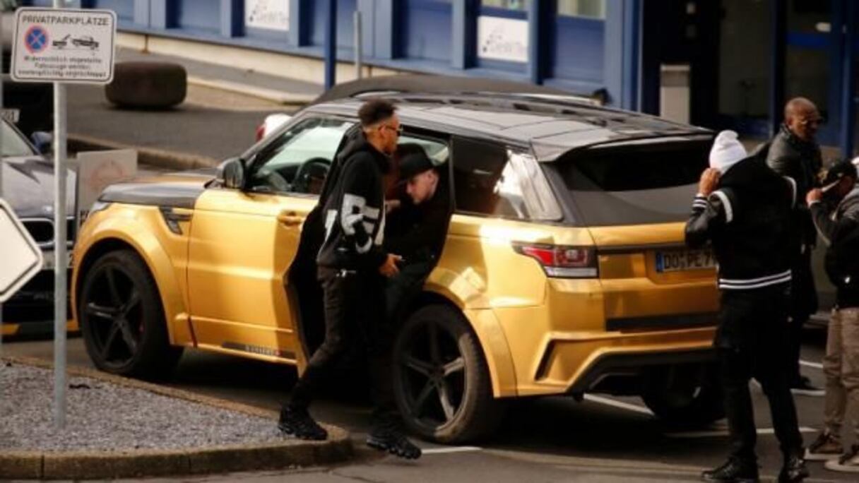 Le nouveau joueur de l'Arsenal, Pierre-Emerick Aubameyang, possède une bolide qui ne passe pas inaperçue dans les rues de Londres. Un 4x4 Range Rover Sport couleur “or” qui vaut plus de 150 000 euros.