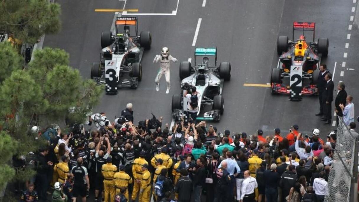 Le Britannique Lewis Hamilton (Mercedes) saute de joie dans le parc fermé après sa victoire au GP de Monaco, le 29 mai 2016.