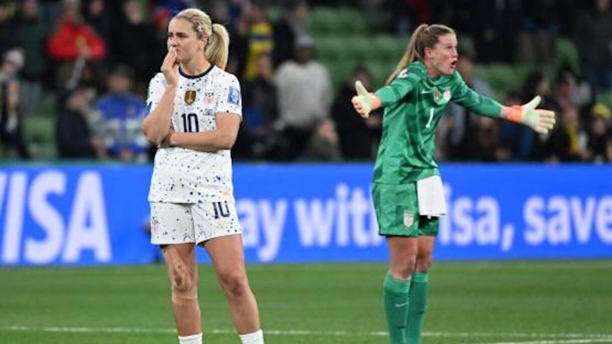 Les joueuses américaines Lindsey Horan (à gauche) et Alyssa Naeher (à droite) après l’élimination de leur équipe en huitièmes de finale de la Coupe du monde féminine de football, le 6 août 2023, à Melbourne (Australie).