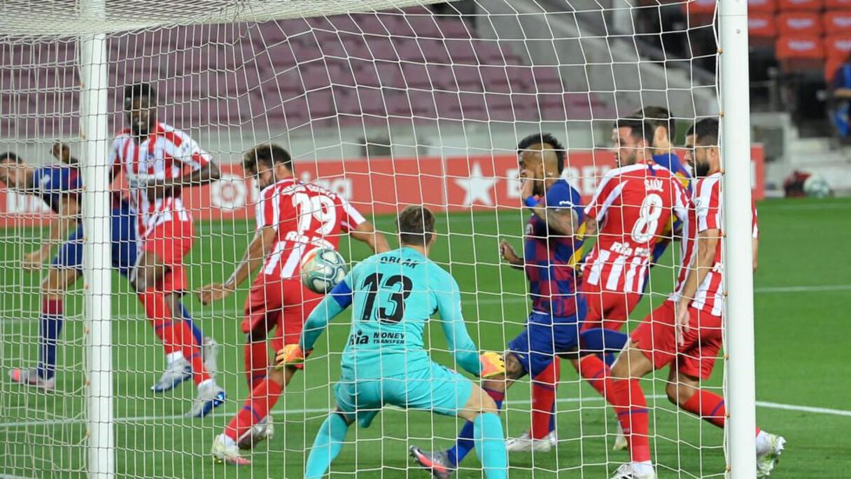 L'attaquant de l'Atlético de Madrid, Diego Costa (2e g), buteur lors du match de Liga à Barcelone, le 30 juin 2020