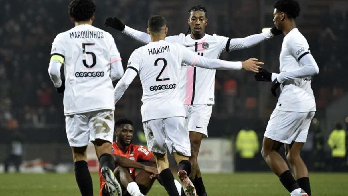 Achraf Hakimi et les joueurs du PSG se congratulent après l'égalisation face à Lorient, mercredi 22 décembre 2021.