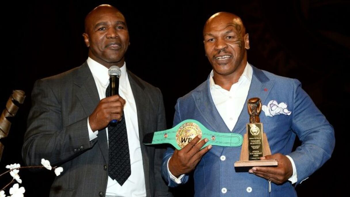Les boxeurs légendaires Evander Holyfield et Mike Tyson lors de leur intronisation au Temple de la renommée à Las Vegas, le 9 août 2014.