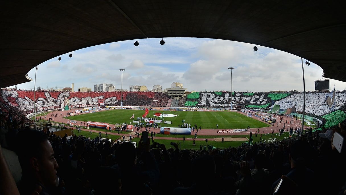 1- Le derby entre le Wydad et le Raja a tenu toutes ses promesses en termes d'animations. Les fanatiques des Rouges ont confectionné un tifo à feuilles au nom de la ville, avec les célèbres acteurs du film américain « Casablanca ». Les supporters des diables verts pnt déployé un tifo sur le thème de la renaissance mettant en scène un aigle.