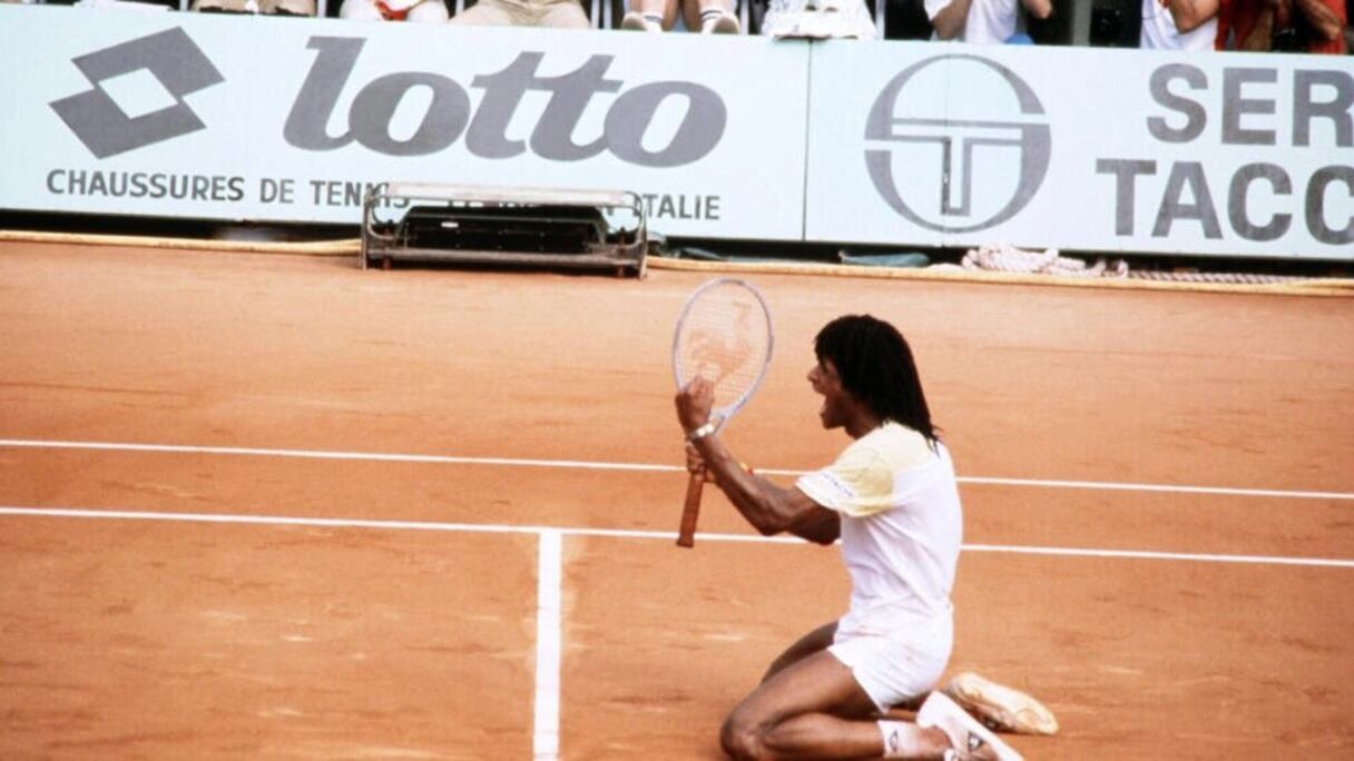 Le Français Yannick Noah après sa victoire face au Suédois Mats Wilander en finale de Roland-Garros le 5 juin 1983 à Paris.