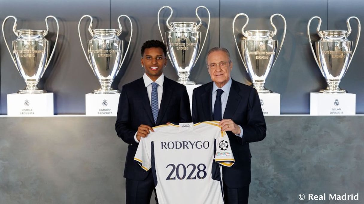 Rodrygo en compagnie de Florentino Perez, président du Real Madrid