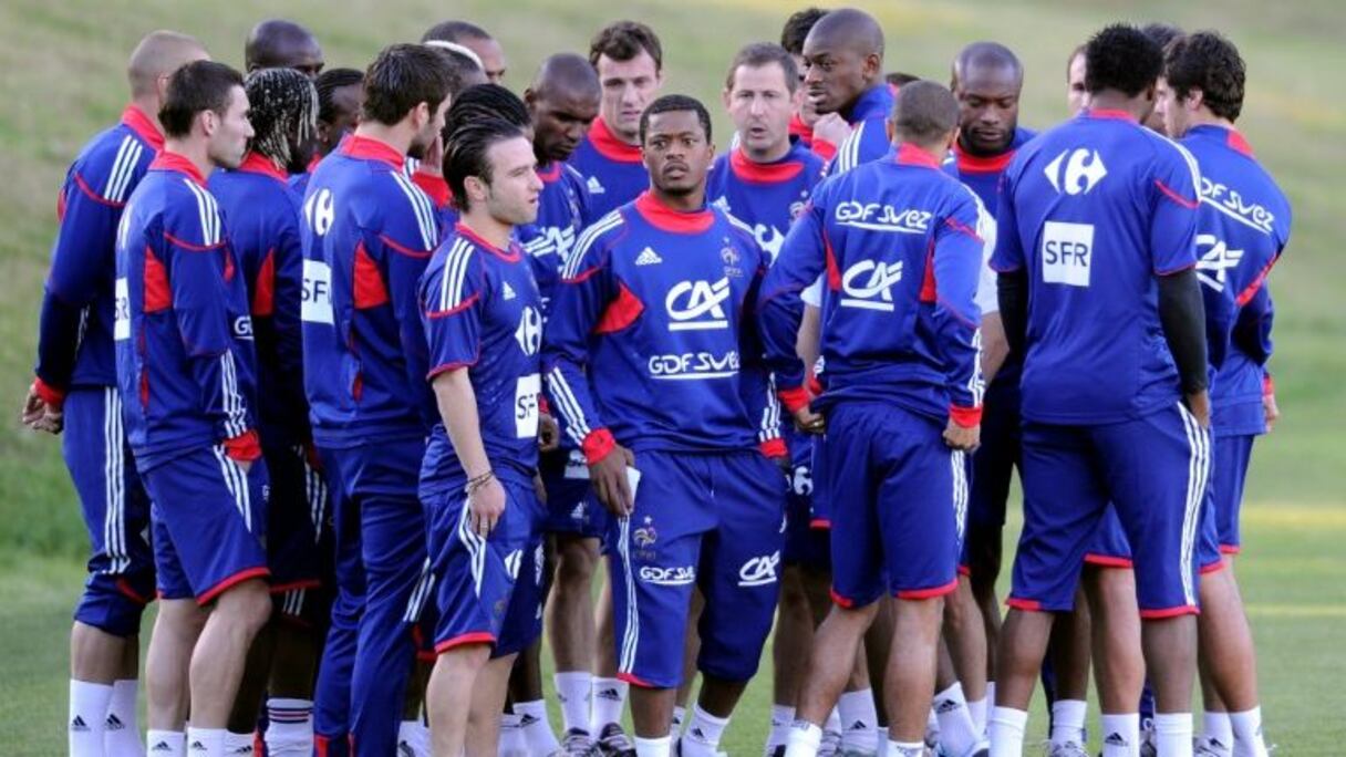 Le capitaine de l'équipe de France Patrice Evra (centre) réunit ses équipiers après un accrochage avec le sélectionneur Raymond Domenech, le 20 juin 2010 à Knysna en Afrique du Sud.