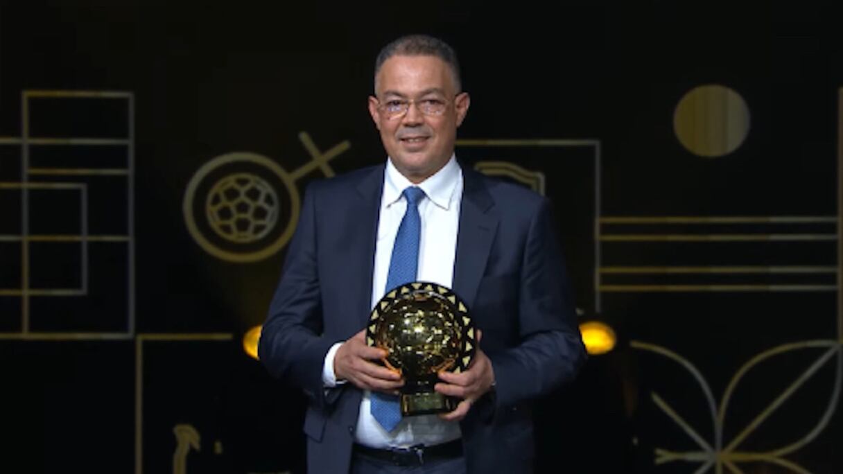 Fouzi Lekjaa, président de la FRMF, recevant le trophée de meilleure équipe nationale de l'année attribué au Maroc.