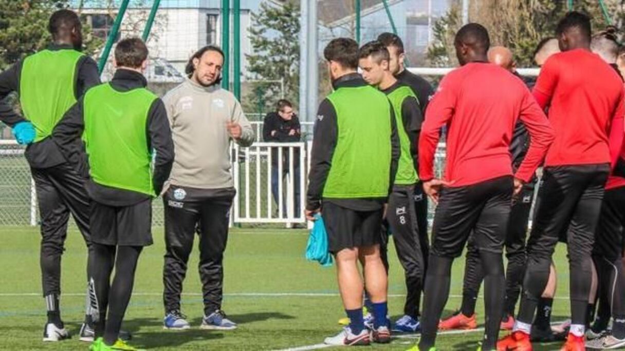 Nourredine El Ouardani en discussion avec les joueurs du FC Tours.