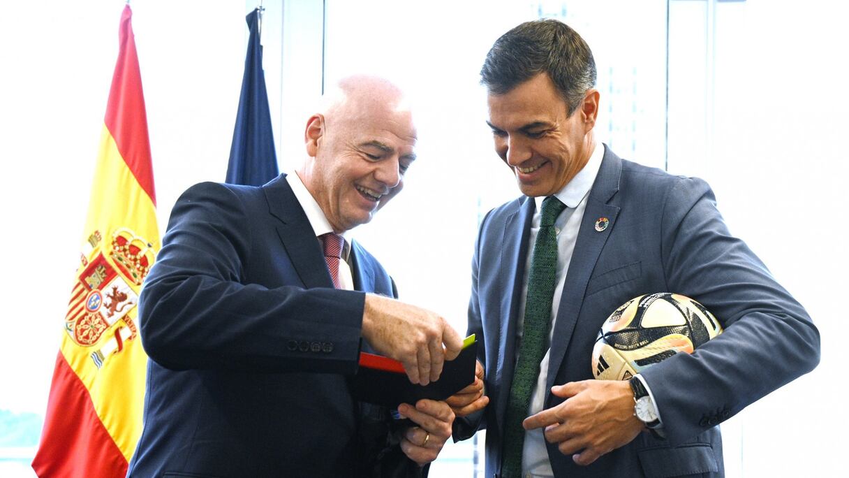 Pedro Sanchez, président du gouvernement espagnol par intérim, et Gianni Infantino, président de la FIFA.