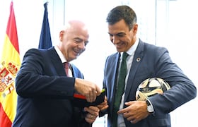 Pedro Sanchez, président du gouvernement espagnol, et Gianni Infantino, président de la FIFA