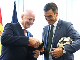 Pedro Sanchez, président du gouvernement espagnol par intérim, et Gianni Infantino, président de la FIFA.