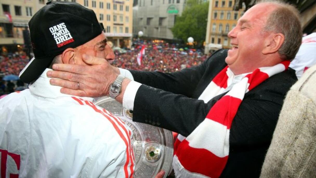 Franck Ribéry et le président du Bayern Uli Hoeness fêtent le triplé Championnat, Coupe et Ligue des champions, le 2 juin 2013 à Munich.