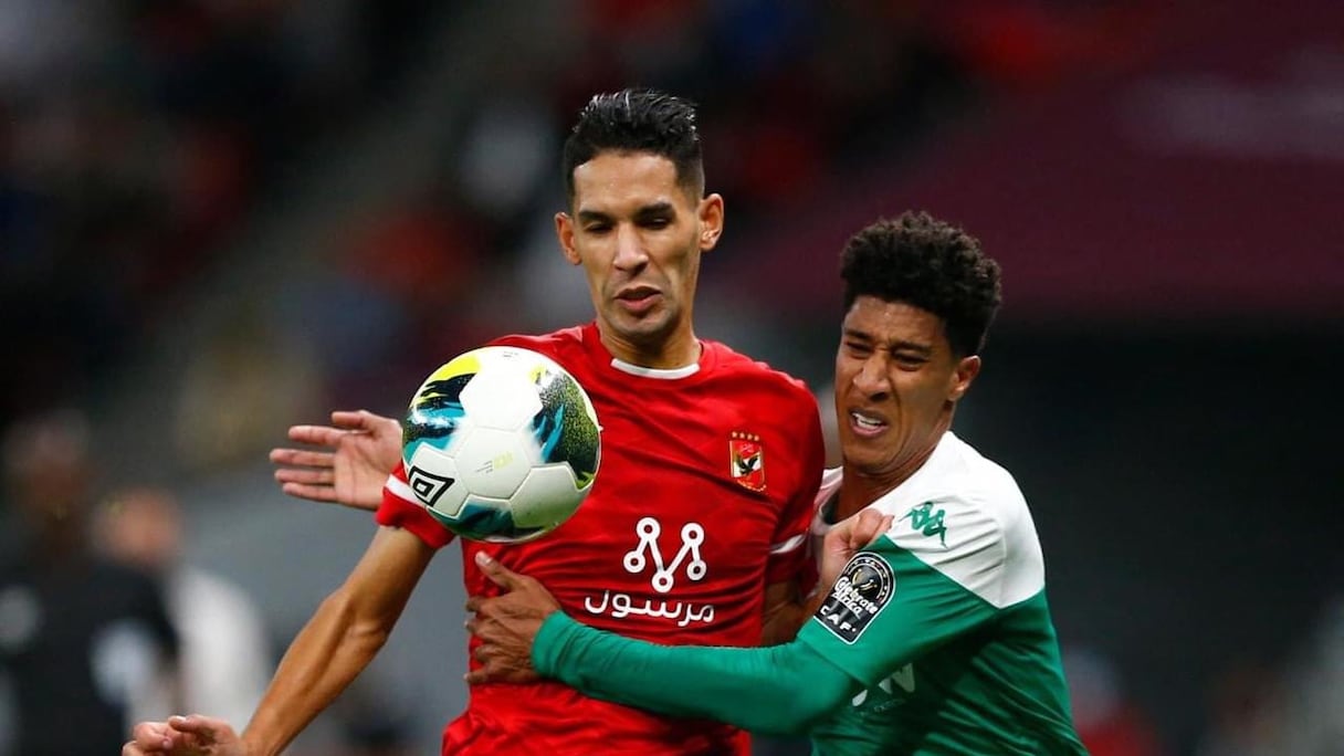 Badr Benoun, défenseur d’Al Ahly, à la lutte avec Hamid Ahaddad, attaquant du Raja.