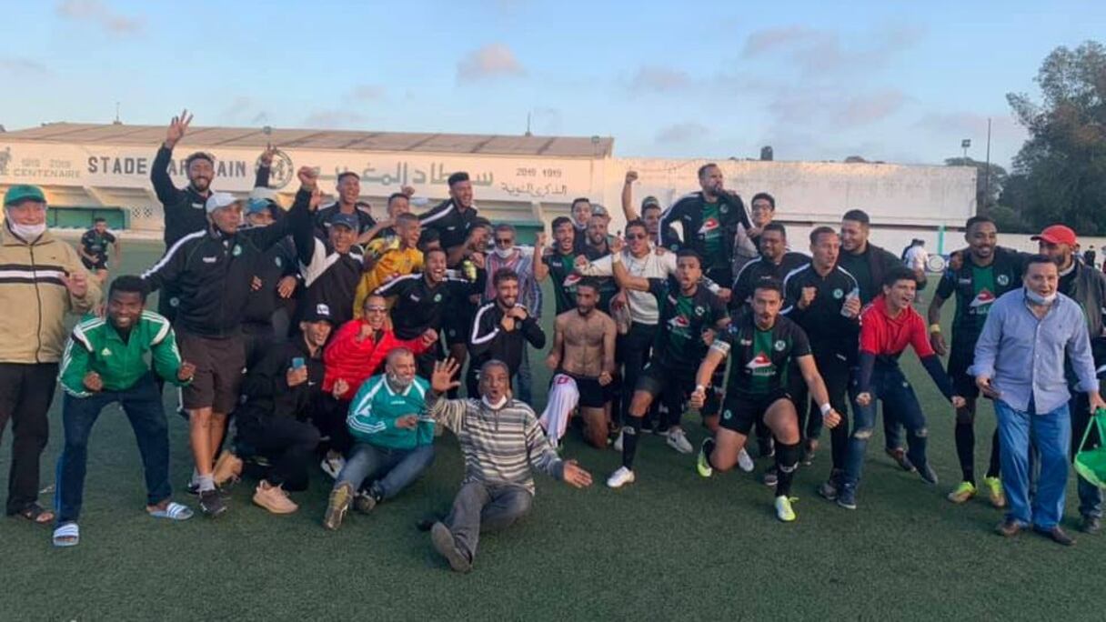 Les joueurs et staffs du Stade Marocain après la montée en Botola D2 Inwi.