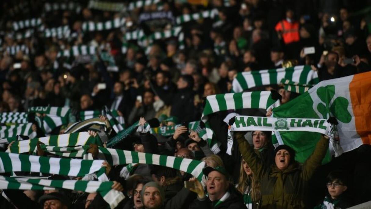Les écharpes brandies par les supporters du Celtic à Glasgow le 23 décembre 2016.