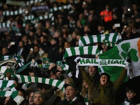 Les écharpes brandies par les supporters du Celtic à Glasgow le 23 décembre 2016.