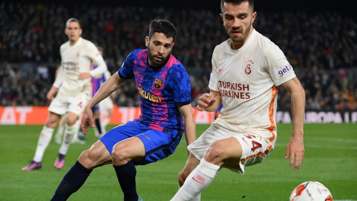 Jordi Alba (à gauche) et Emre Kilinc.