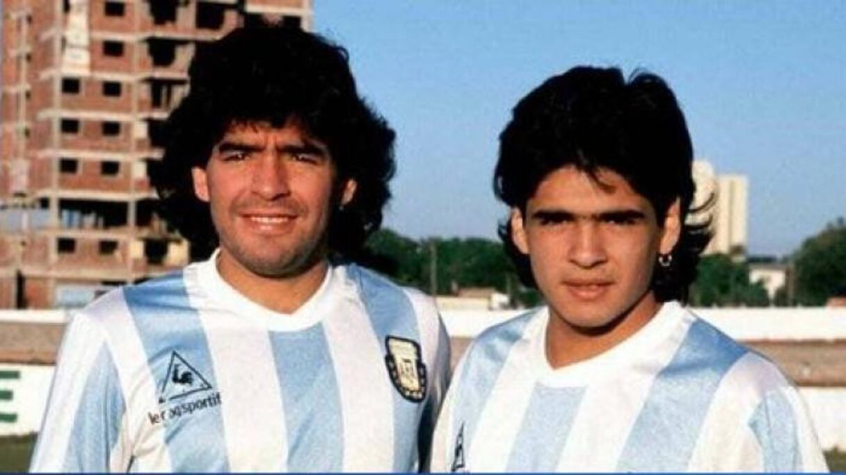 Diego et Hugo Maradona avec le maillot de l'Argentine.