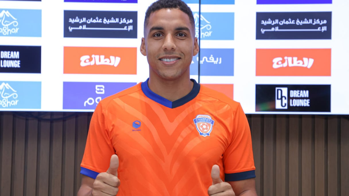 Abdelhamid Sabiri posant avec le maillot de son nouveau club, Al-Fayha d'Arabie saoudite.