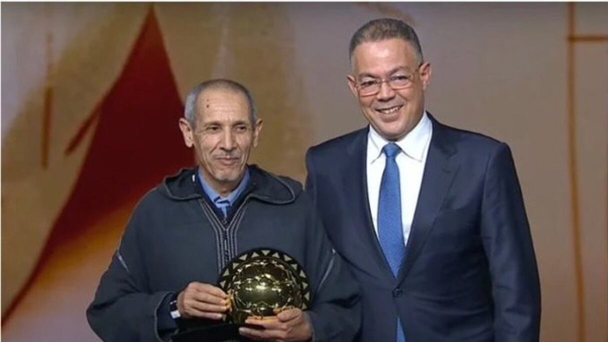 Fouzi Lekjaa en compagnie de Mohamed Akil, lauréat du Prix de la Solidarité lors des CAF Awards