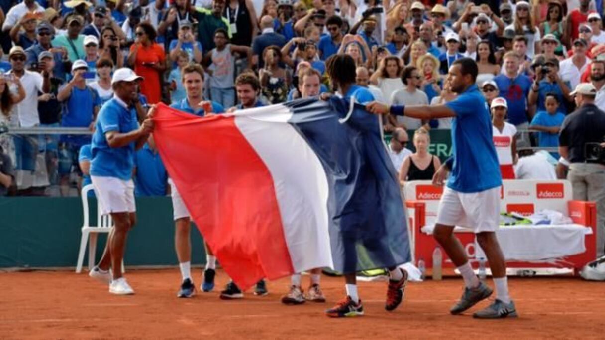 L'équipe de France de Coupe Davis fête sa qualification pour les quarts de finale après la victoire sur le Canada à Baie-Mahault, le 5 mars 2016.