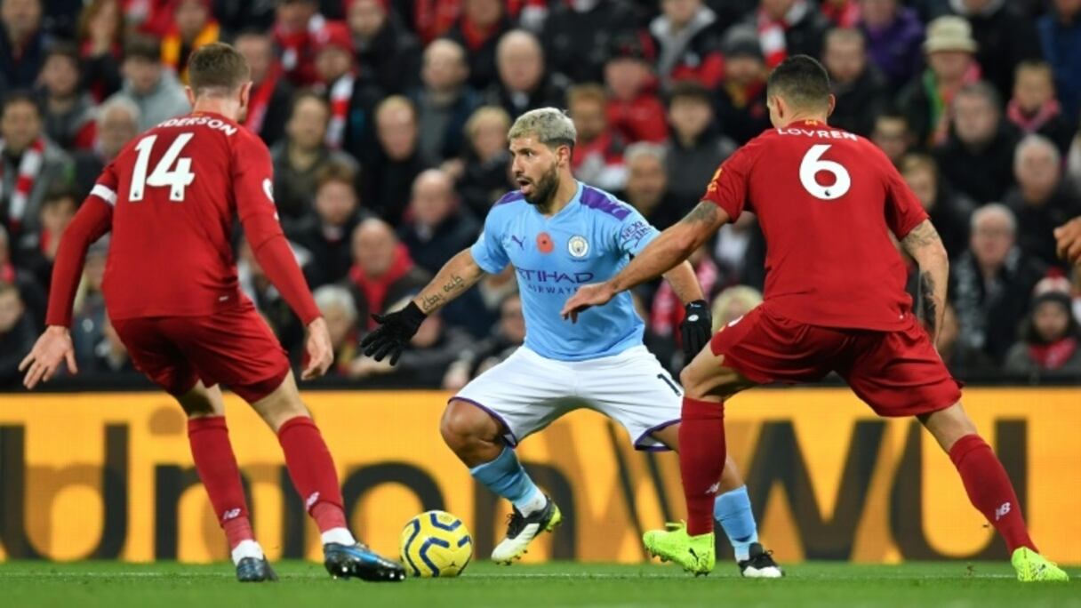 L'attaquant de Manchester City Sergio Agüero défie les défenseurs de Liverpool, lors du sommet de la Premier League disputé à Anfield, le 10 novembre 2019.