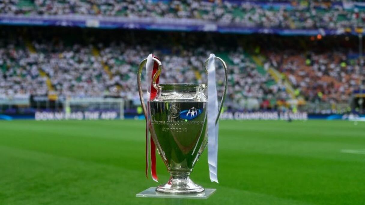 Le trophée de la Ligue des champions avant la finale le 28 mai 2016 à San Siro entre le Real-Madrid et l'Atletico.