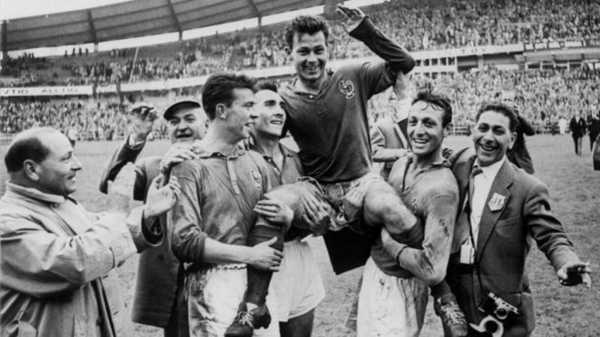 L’attaquant français Just Fontaine, porté en triomphe par ses coéquipiers Yvon Douis, André Lerond et Jean Vincent (de g. à dr.) après avoir marqué 4 buts contre l’Allemagne, le 28 juin 1958, à Göteborg.