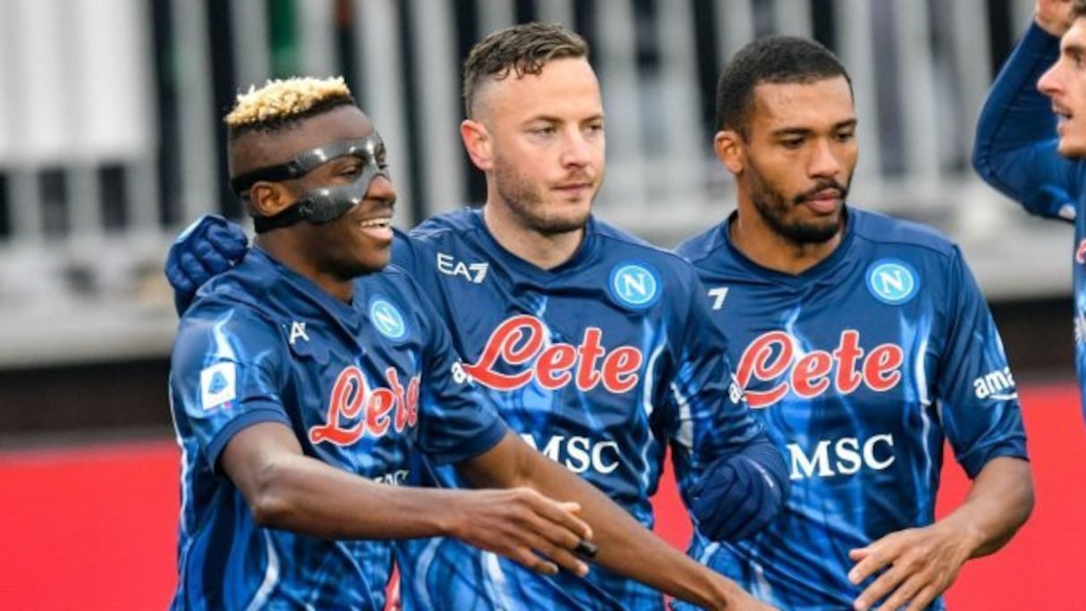 Victor Osimhen célèbre son but avec Naples.