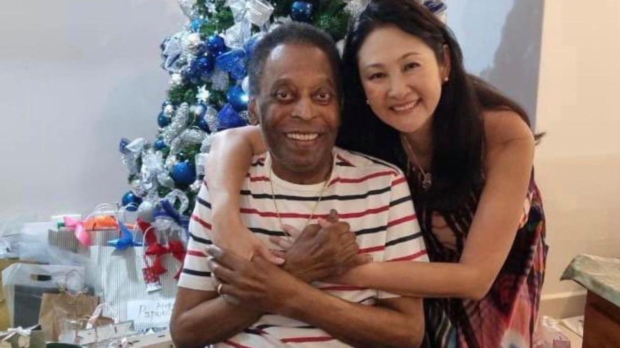 Pelé est apparu souriant sur une photo de Noël publiée samedi sur Twitter.