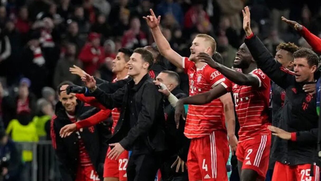 Les joueurs du Bayern Munich saluent leurs fans après la qualification au quart de finale de la Ligue des champions aux dépens du PSG, le 8 mars 2023.