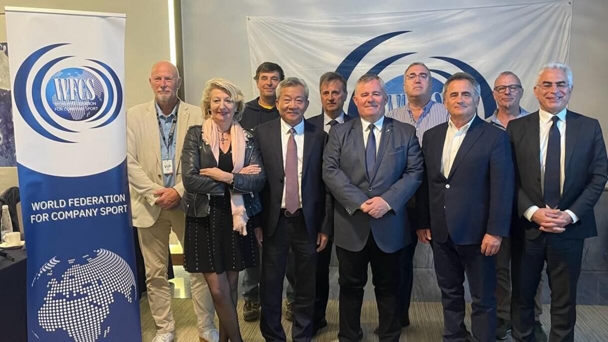 Younes El Mechrafi (à droite), Directeur Général de la Marocaine des Jeux et des Sports (MDJS) réélu Vice-Président de la WFCS (World Federation for Company Sport)
