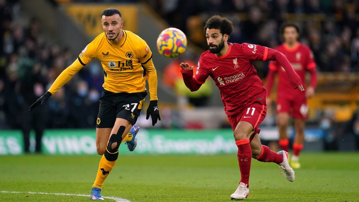 Le Marocain Romain Saïss aux prises avec l’Egyptien Mohamed Salah lors du match Wolverhampton-Liverpool en Premier League.