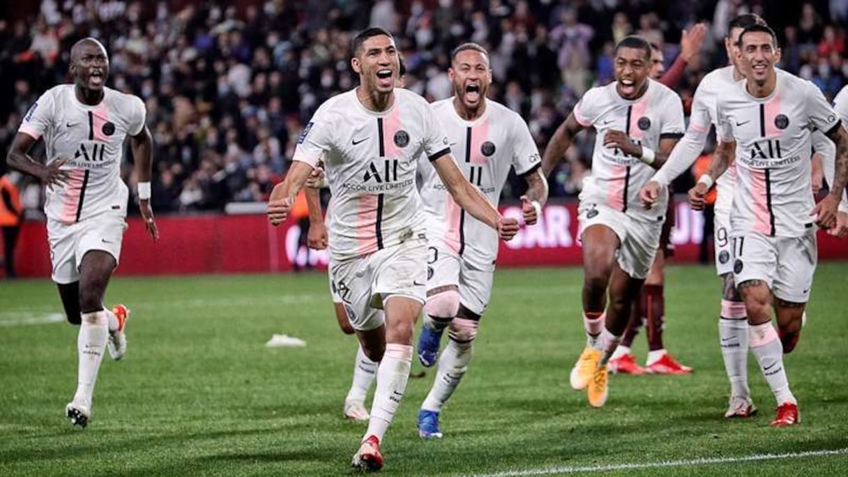 Achraf Hakimi et les joueurs du PSG exultent après le but victorieux du Lion de l'Atlas contre Metz.