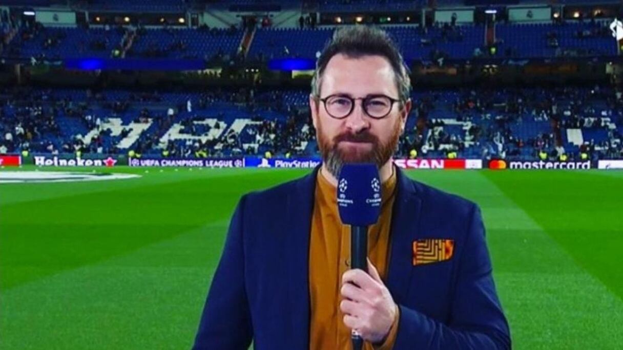 En Allemagne, le commentateur de foot Robby Hunke amuse ses fans en commentant en direct la circulation au carrefour sous sa fenêtre