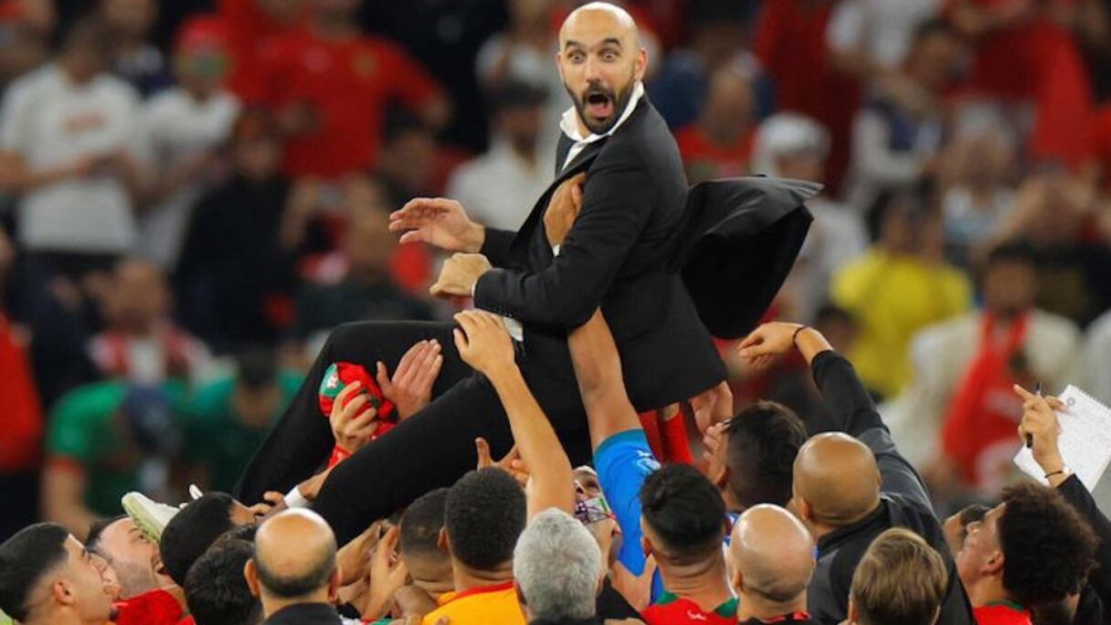 Walid Regragui célébré par ses joueurs après la qualification en demi-finale du Mondial 2022.