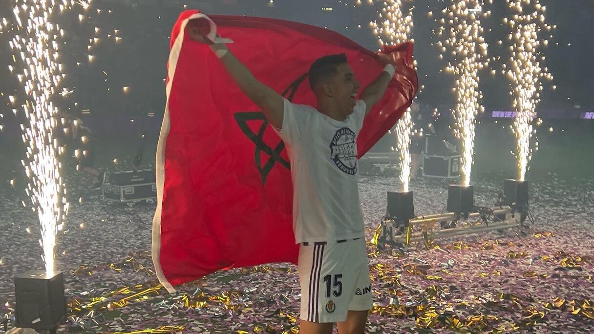 Jawad El Yamiq célébrant l’accession en Liga du Real Valladolid avec les fans du clubs, dimanche 29 mai 2022.