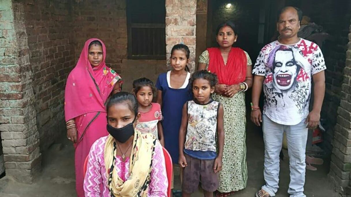 Jyoti Kumari Paswan (au premier plan) et sa famille devant leur maison dans le village de Siruhully (Inde), le 23 mai 2020