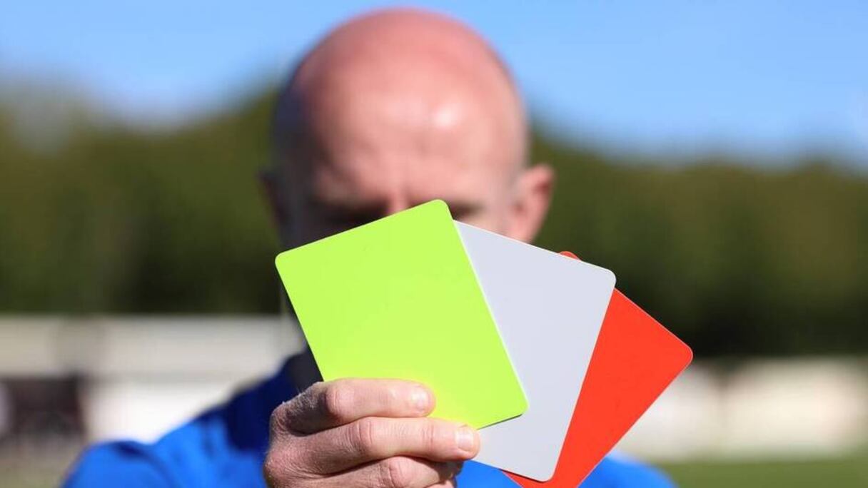 Le carton blanc bientôt introduit dans les règlements des championnats pros.