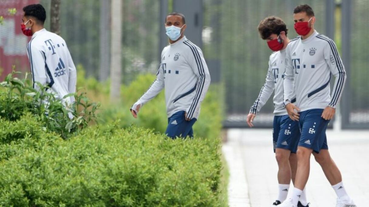 Les joueurs du Bayern arrivent à l'entraînement masqués, à Munich, le 13 mai 2020.