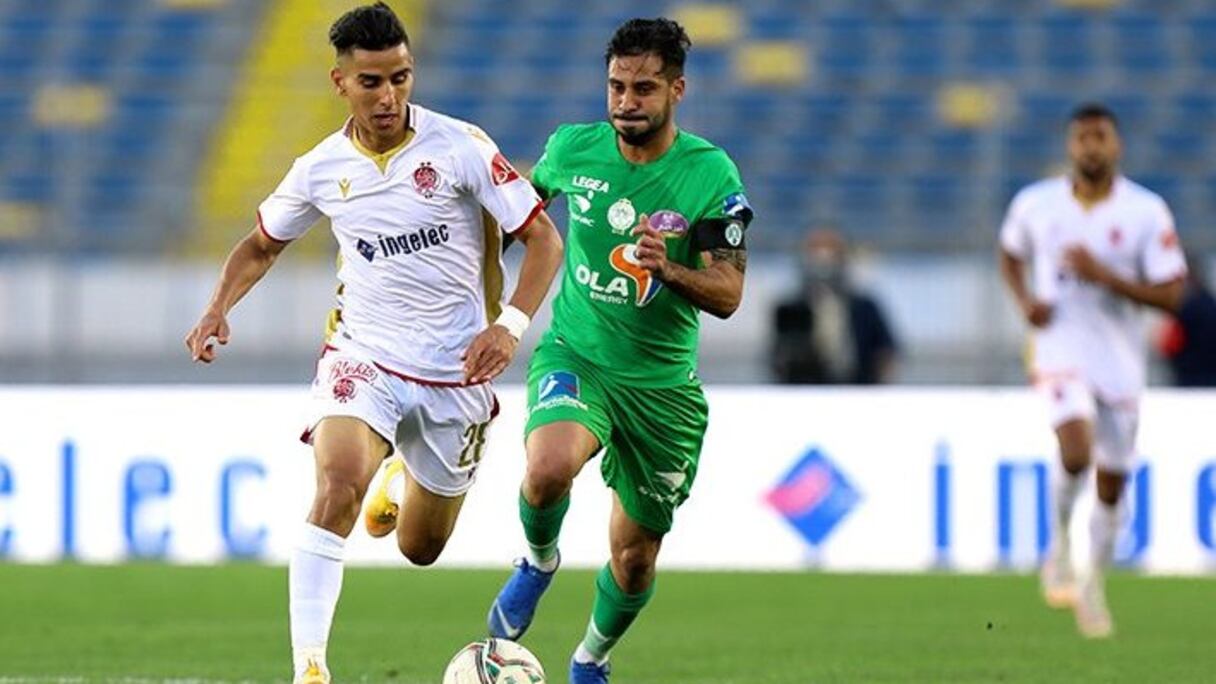 Une phase du traditionnel derby casablancais entre le Raja et le Wydad.