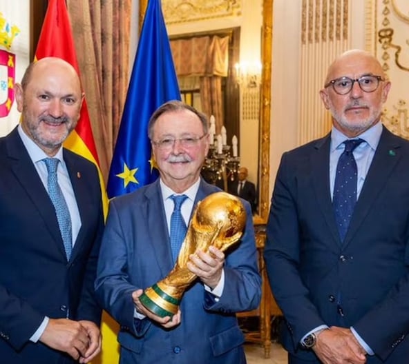 Rafael Louzán, président de la RFEF, Juan Jesus Vivas, président de la ville de Sebta, et Luis de la Fuente, sélectionneur de la Roja.