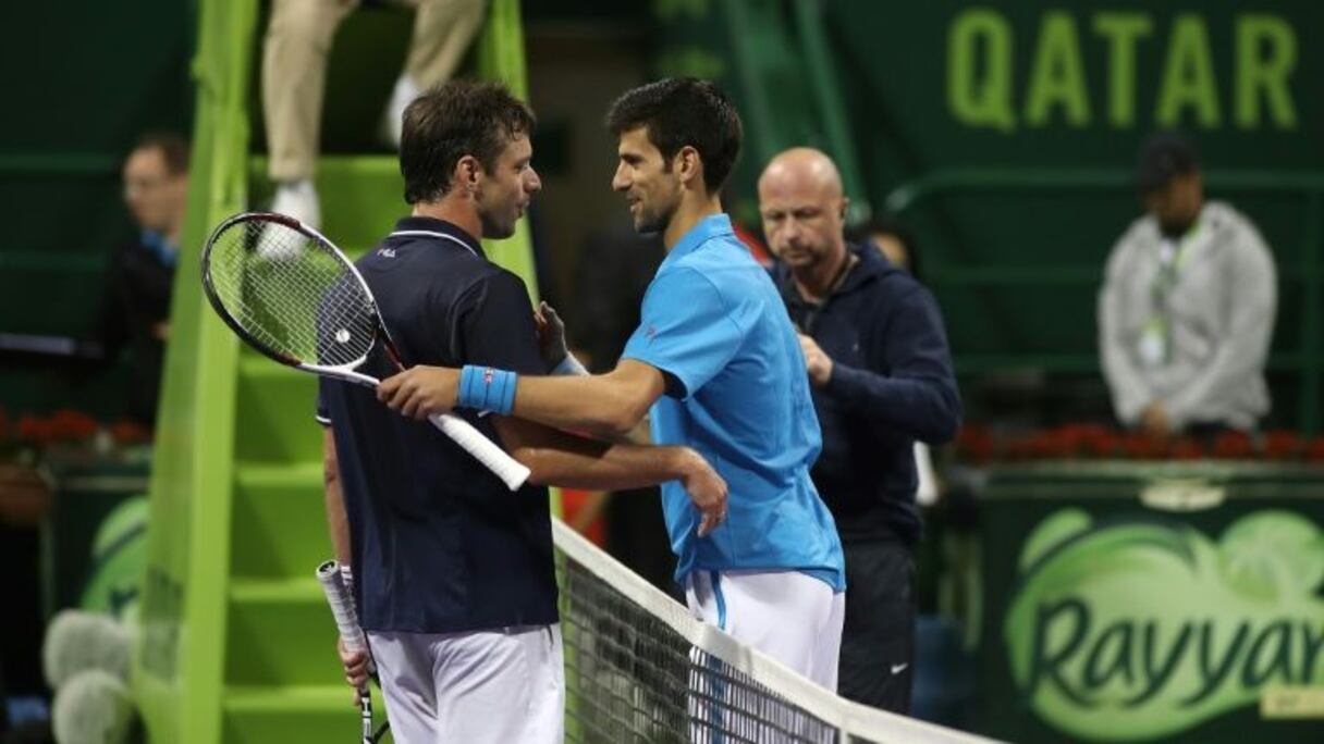 Accolade entre Novak Djokovic et Horacio Zeballos, avant un selfie, à l'issue de leur match à Doha, le 4 janvier 2017.
