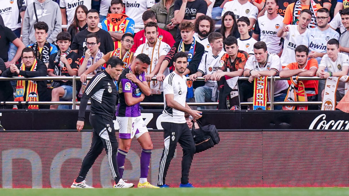 Selim Amallah quittant la pelouse lors du match Valence-Real Valladolid, le 27 avril 2023.