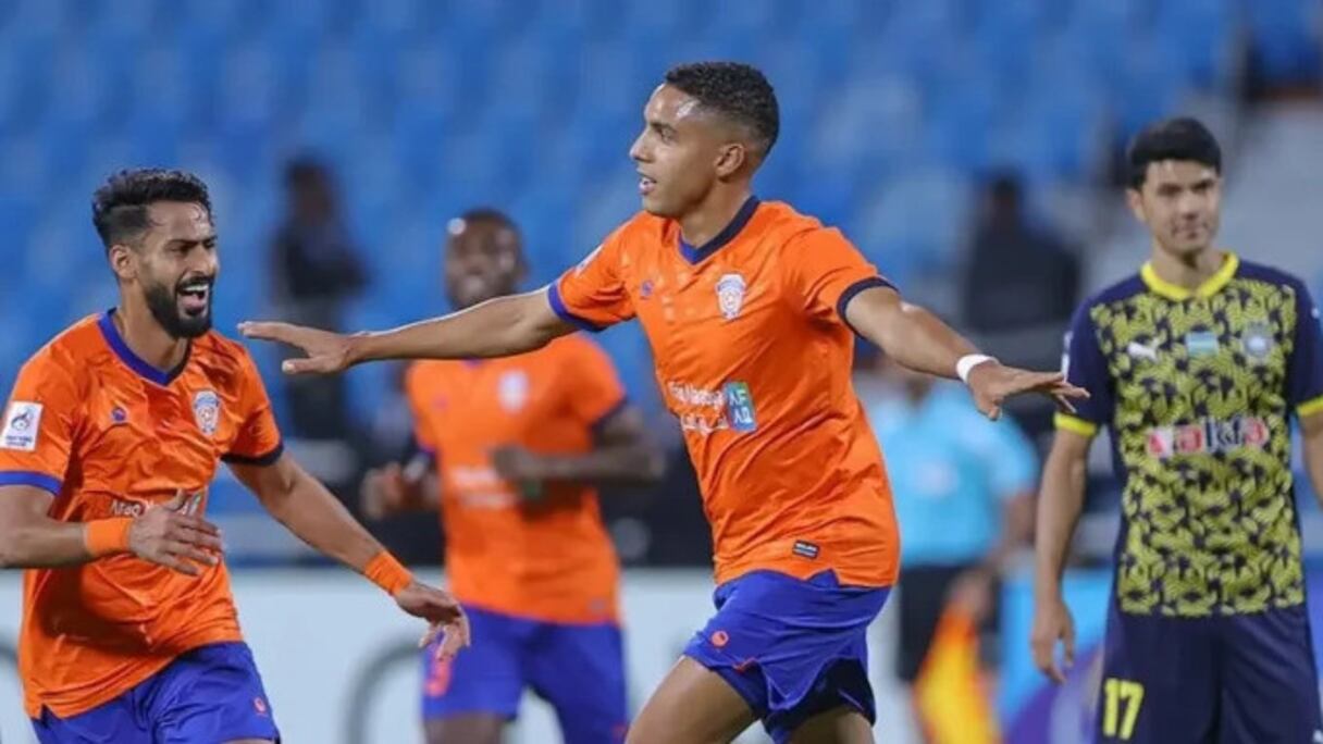 Sabiri célébrant un but avec Al Fayha.