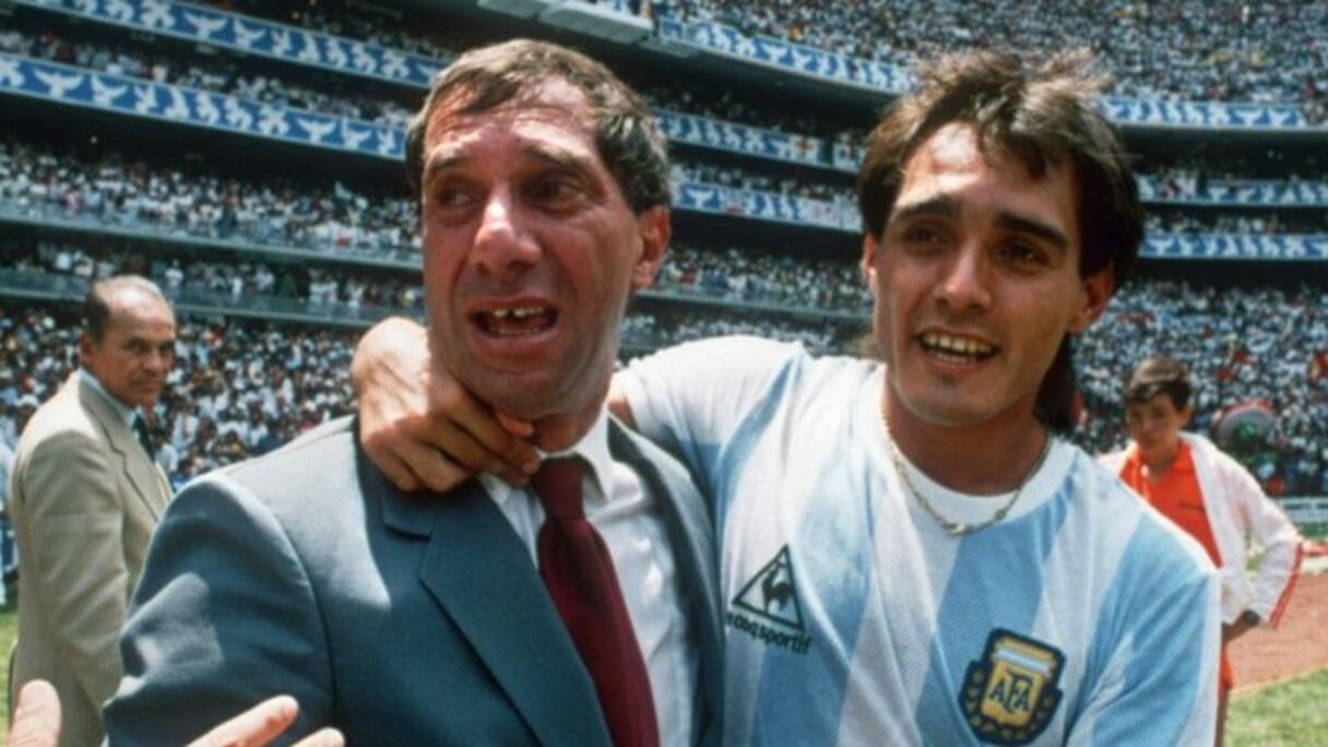 Carlos Bilardo (à gauche), sélectionneur de l'Argentine lors de son sacre en Coupe du monde en 1986 au Mexique.
