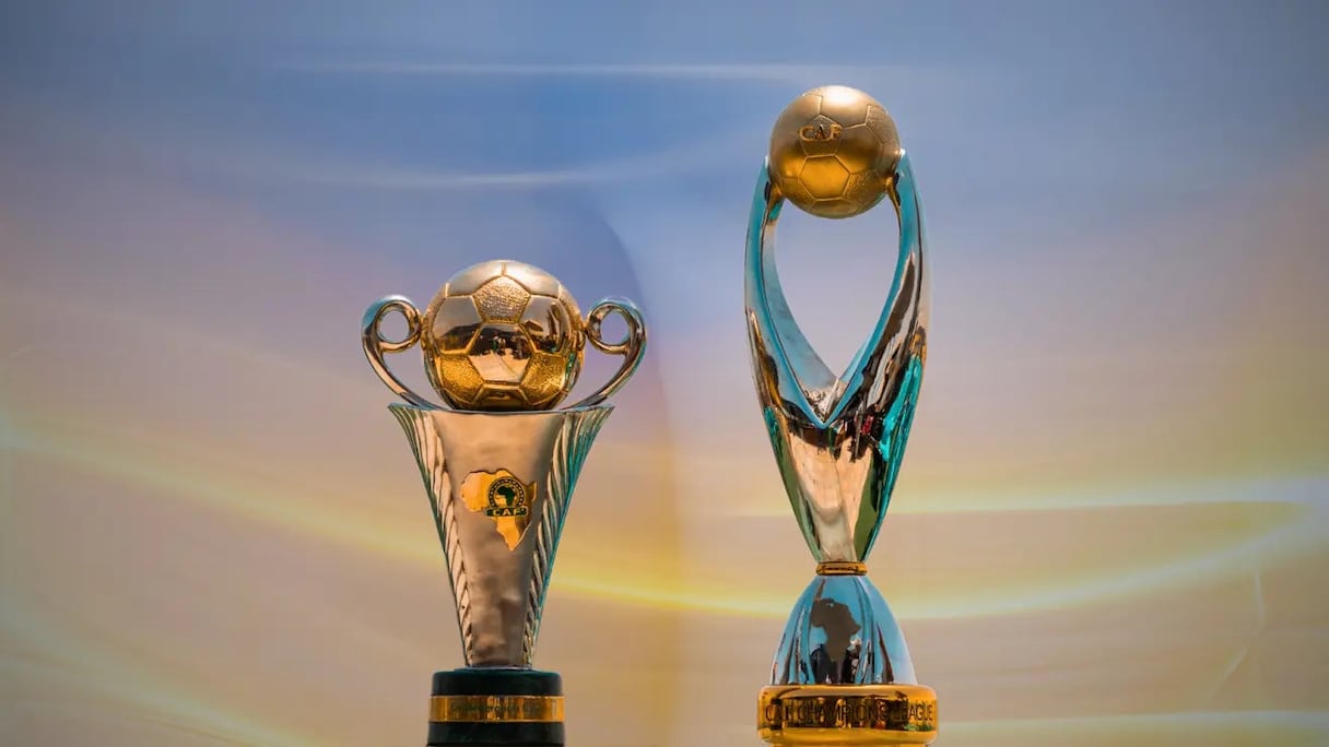 Les trophées de la Ligue des Champions et de la Coupe de la CAF.