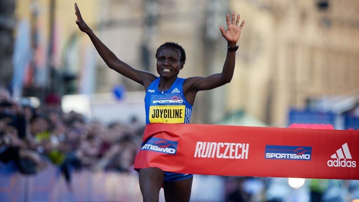 La Kényane Joyciline Jepkosgei, détentrice du record du monde, remporte le semi-marathon de Prague, le 1er avril 2017