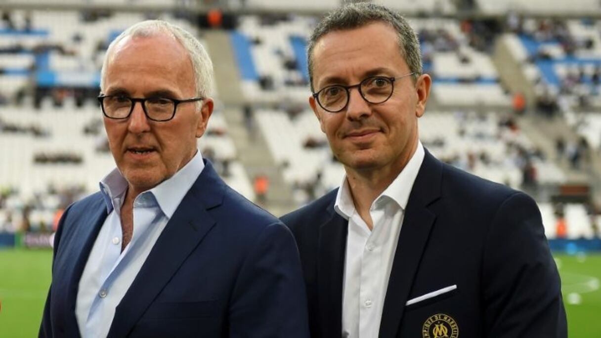 Le propriétaire de l'Olympique de Marseille, l'Américain Frank McCourt (g), et son président Jacques-Henri Eyraud, avant le match de Ligue 1 face à Montpellier, au Vélodrome, le 24 mai 2019.